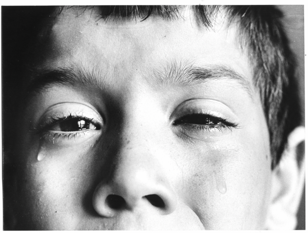 Niño llorando en la calle Japón 50x70